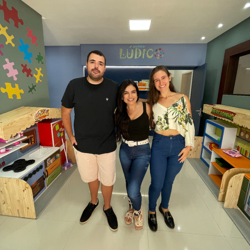 Lucas Kusteer (sócio), Letícia Duarte (apresentadora) e Júlia Porto (proprietária) durante gravação do Zine Influência (Foto: Anderson Ferreira)